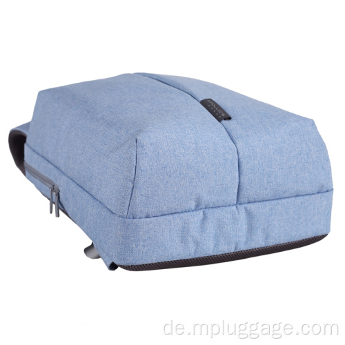 Ein einfacher und ungezwungener Rucksack voller Jugendlicher
